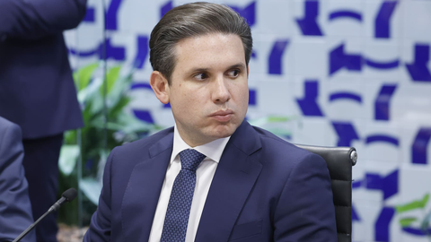 Mensagens encontradas pela PF indicam que Hugo Motta teria solicitado a liberação de um empréstimo ao Banco Master - Imagem: Reprodução