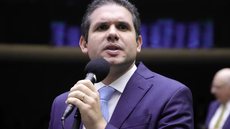 Durante evento em homenagem a Tancredo Neves, presidente da Câmara destaca foco em saúde, educação e segurança - Imagem: Reprodução / Mário Agra / Câmara dos Deputados