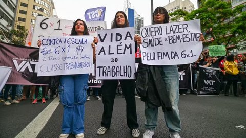 Movimentos sociais e sindicais se reuniram na Avenida Paulista, em São Paulo, para protestar contra a escala 6×1. - Imagem: Reprodução | Instagram - @Roberto_Sungi
