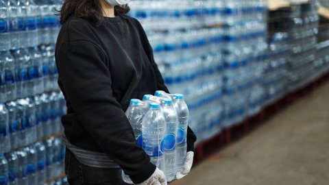 Custo unitário das garrafas d'água chegou a R$ 5,52, enquanto o preço de mercado variava entre R$ 0,93 e R$ 2,25 - Imagem: Reprodução / Freepik