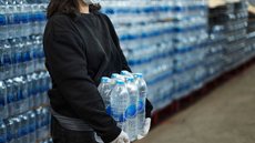 Custo unitário das garrafas d'água chegou a R$ 5,52, enquanto o preço de mercado variava entre R$ 0,93 e R$ 2,25 - Imagem: Reprodução / Freepik