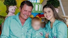 Câmeras de segurança registraram o momento em que a criança pegou a pistola e disparou - Imagem: Reprodução / Redes Sociais