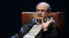 Irã: Rushdie e apoiadores são culpados por ataque - Imagem: Reprodução | Redes Sociais