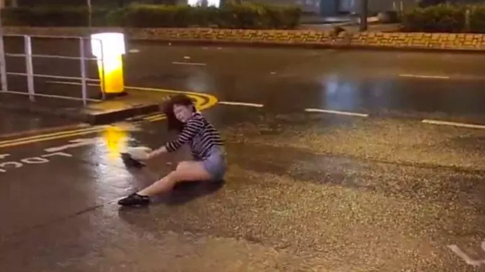 VÍDEO chocante flagra mulher sendo arrastada por supertufão - Imagem: reprodução redes sociais