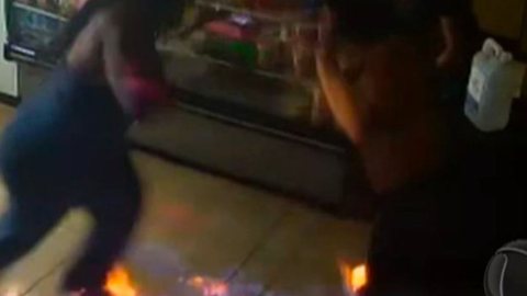 Bizarro! Mulher surta e ateia fogo em 'amigas' dentro de bar em SP - Imagem: reprodução Record TV / R7