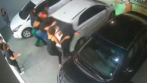 VÍDEO - mulher atropela 4 pessoas após briga por motivo inacreditável em SP - Imagem: reprodução TV Globo