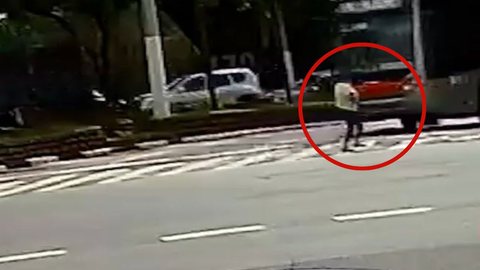 A vítima estava atravessando a rua na faixa de pedestres quando foi atingida em cheio - Imagem: reprodução YouTube