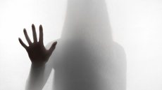 Mulher é detida por suspeita de exploração sexual de sobrinha de 12 anos - Imagem: Reprodução / Freepik