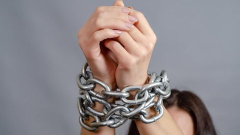Mulher é investigada por estelionato após forjar próprio sequestro para extorquir parceiro - Imagem: Reprodução / Freepik