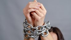 Mulher é investigada por estelionato após forjar próprio sequestro para extorquir parceiro - Imagem: Reprodução / Freepik