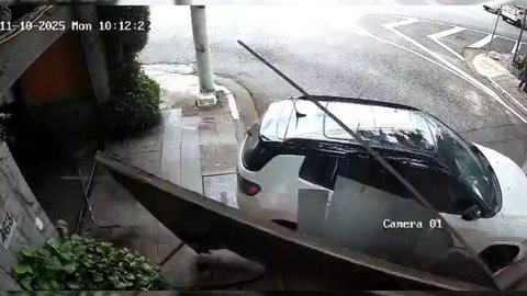 Mulher é presa após dar calote e arrombar portão de motel em São Paulo - Imagem: Reprodução / Câmera de Segurança