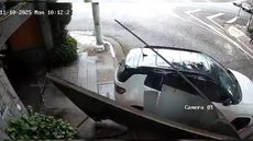 Mulher é presa após dar calote e arrombar portão de motel em São Paulo - Imagem: Reprodução / Câmera de Segurança