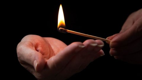 Mulher é presa após matar companheiro incendiado - Imagem: Reprodução / Freepik