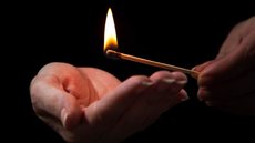 Mulher é presa após matar companheiro incendiado - Imagem: Reprodução / Freepik