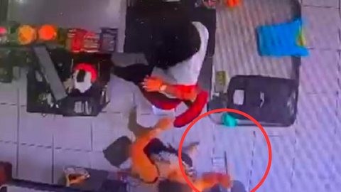 VÍDEO - mulher esfaqueia amante do marido no meio de mercado - Imagem: reprodução YouTube