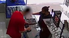 Criminosa foi flagrada por duas câmeras dentro da relojoalheria - Imagem: Câmera de segurança da loja