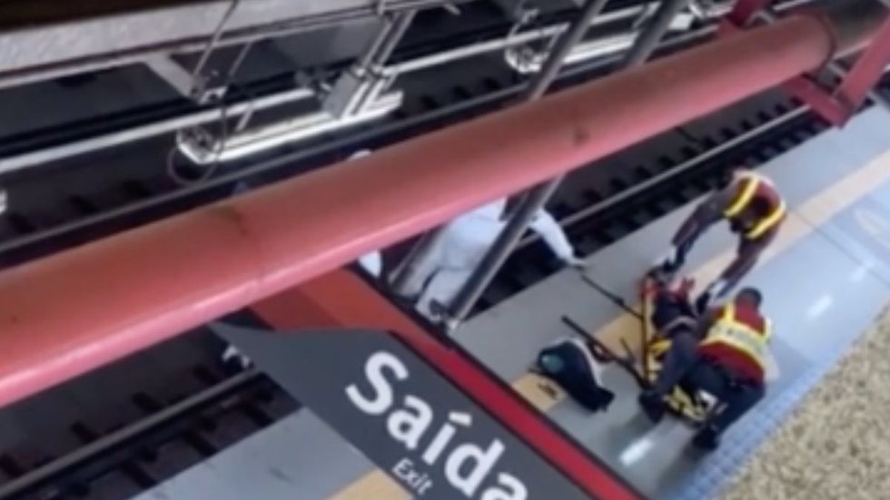 Desesperador! Mulher é jogada nos trilhos do metrô e apavora usuários; veja vídeo - Imagem: reprodução redes sociais