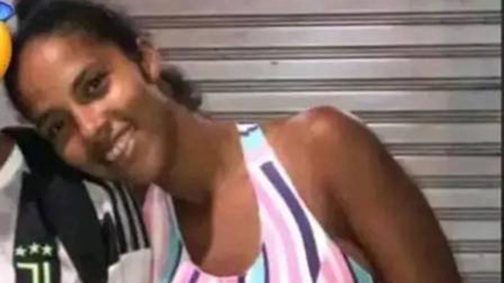 Daniela Silva Santos é baleada no Morro do Fubá - Foto: Reprodução / Jornal Extra
