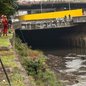 Moradora de rua é salva após ficar presa no Rio Tamanduateí - Imagem: Reprodução/Jean Lindemute/Gazeta de S.Paulo