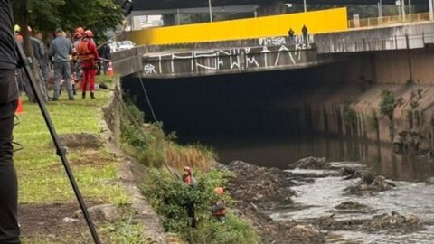 Moradora de rua é salva após ficar presa no Rio Tamanduateí - Imagem: Reprodução/Jean Lindemute/Gazeta de S.Paulo
