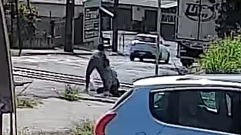 Karla resgata João apenas 8 segundos antes do trem passar - Imagem: Reprodução/Auto Elétrica Labraza