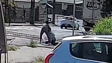 Karla resgata João apenas 8 segundos antes do trem passar - Imagem: Reprodução/Auto Elétrica Labraza