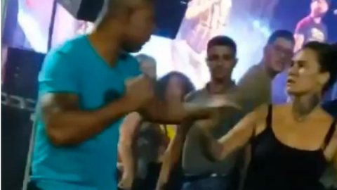 VÍDEO: mulher desmaia após levar golpe no rosto durante show - Imagem: reprodução Instagram