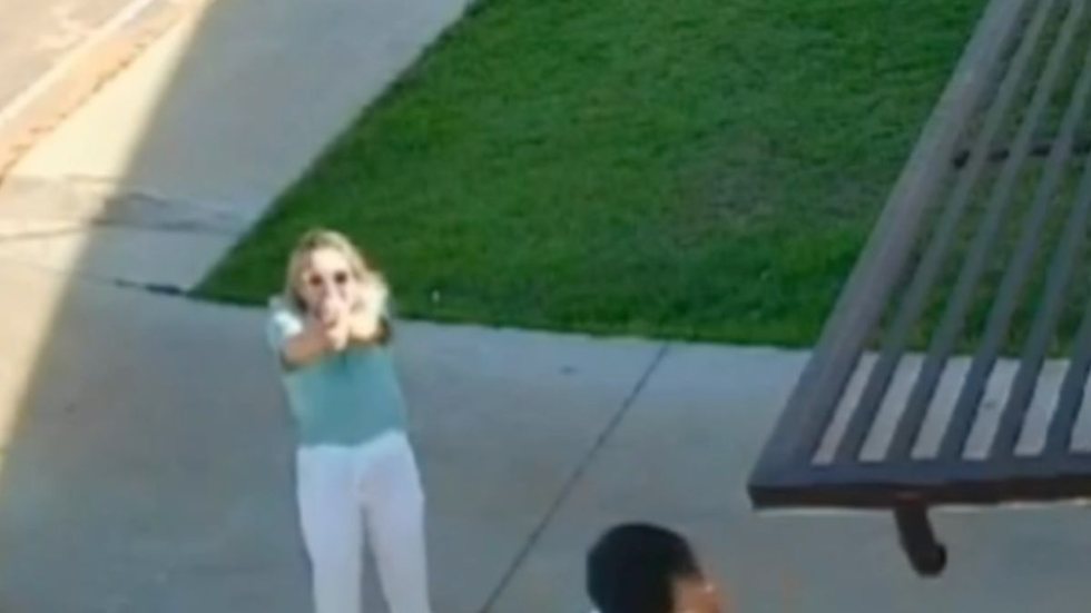 VÍDEO: mulher sorri para câmera, após invadir casa e matar dois idosos - Imagem: Reprodução / g1