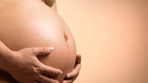 Mulher tenta matar grávida para roubar bebê de maneira chocante - Imagem: reprodução Canva
