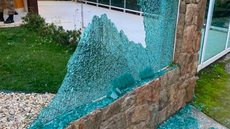 A mulher atirou contra muro de vidro no intuito de espantar bandidos em Camboriú - Imagem: reprodução Polícia Militar