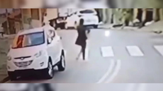 Imagens de câmeras de segurança mostra o momento em que mulher desce do carro carregando o recém-nascido. - Imagem: Reprodução | Redes Sociais