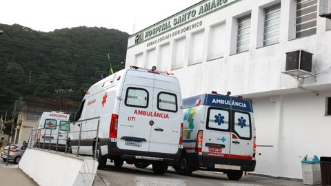 Confusão entre casal terminou com policial ferido após ser atingido por carro na Enseada, em Guarujá. - Imagem: Reprodução/A Tribuna.