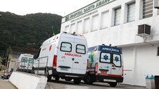 Confusão entre casal terminou com policial ferido após ser atingido por carro na Enseada, em Guarujá. - Imagem: Reprodução/A Tribuna.