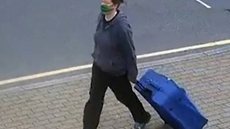 Câmeras de segurança de rua registraram passagem de Jemma Mitchell com mala misteriosa - Imagem: reprodução/The Sun