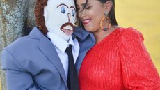 Meirivone Rocha, casada com um boneco de pano, afirma estar grávida do segundo filho. - Imagem: reprodução I Instagram @meirivone_santinha