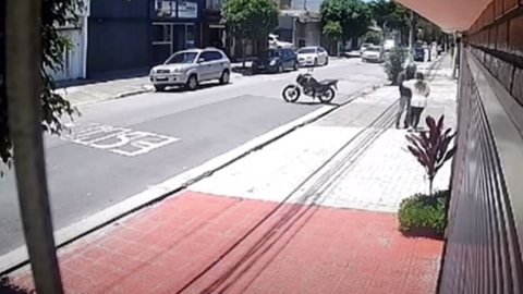 O caso aconteceu na última segunda-feira (6), no bairro do Sacomã, zona sul de SP - Imagem: Reprodução/Youtube UOL: Mulher desmaia ao ser assaltada em rua na zona sul de São Paulo; veja vídeo
