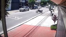 O caso aconteceu na última segunda-feira (6), no bairro do Sacomã, zona sul de SP - Imagem: Reprodução/Youtube UOL: Mulher desmaia ao ser assaltada em rua na zona sul de São Paulo; veja vídeo