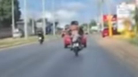 Um vídeo divulgado mostra uma mulher seminua na garupa de uma moto em Cidade Oriental, Goiás. - Imagem: reprodução I Youtube Canal UOL