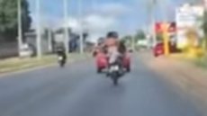 Um vídeo divulgado mostra uma mulher seminua na garupa de uma moto em Cidade Oriental, Goiás. - Imagem: reprodução I Youtube Canal UOL