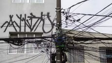 A Prefeitura registrou um aumento de 249% nas notificações preventivas sobre fios soltos, refletindo a preocupação com a segurança pública - Imagem: Reprodução/O Globo