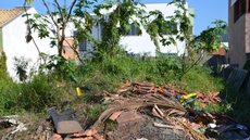 Terreno com acúmulo de lixo - Imagem: Reprodução / Pensamento verde