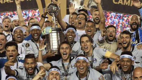 A conquista da Copa Libertadores garantirá ao Fluminense ou ao Boca Juniors vaga em dois Mundiais de Clubes - Imagem: reprodução Twitter@mundialdeclube