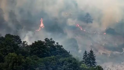 Incêndios também afetam a Grécia, onde moradores foram evacuados e empresas sofreram danos devido a chamas em Tessalônica - Imagem: Reprodução/Konrad K./SIPA/picture alliance via DW