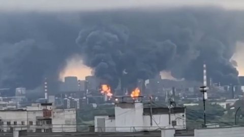 Conflito entre Rússia e Ucrânia se intensifica com ataques aéreos frequentes, afetando a rotina nas capitais - Imagem: Reprodução