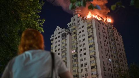 Zelensky propõe negociações com Putin, mas Kremlin rejeita a oferta em meio ao aumento da violência - Imagem: Reprodução/Danylo Antoniuk / AP