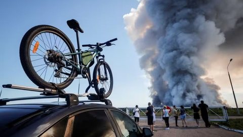 Enquanto isso, bombardeios russos na Ucrânia resultaram em um morto e 13 feridos, intensificando o conflito entre os países - Imagem: Reprodução/TATYANA MAKEYEVA / AFP
