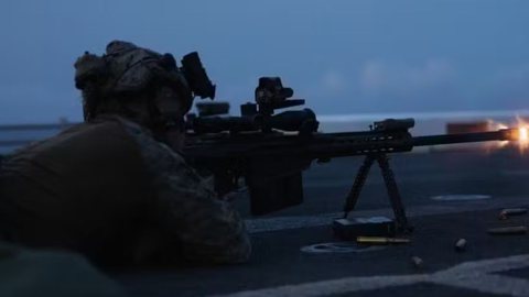 Conflitos continuam com bombardeios americanos em instalações iranianas e retaliações contra aliados dos EUA no Golfo, incluindo o Kuwait - Imagem: Reprodução/Nathan Mitchell/Marinha dos Estados Unidos