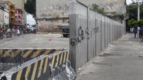Muro de 2,5 metros foi erguido para substituir tapumes danificados, mantendo acesso a serviços essenciais para a população local. - Imagem: Reprodução | Agência Brasil