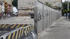 Muro de 2,5 metros foi erguido para substituir tapumes danificados, mantendo acesso a serviços essenciais para a população local. - Imagem: Reprodução | Agência Brasil
