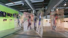 A exposição traz fotografias e vídeos que refletem a cultura e a luta por demarcação de terras - Imagem: Divulgação / Museu do Futebol